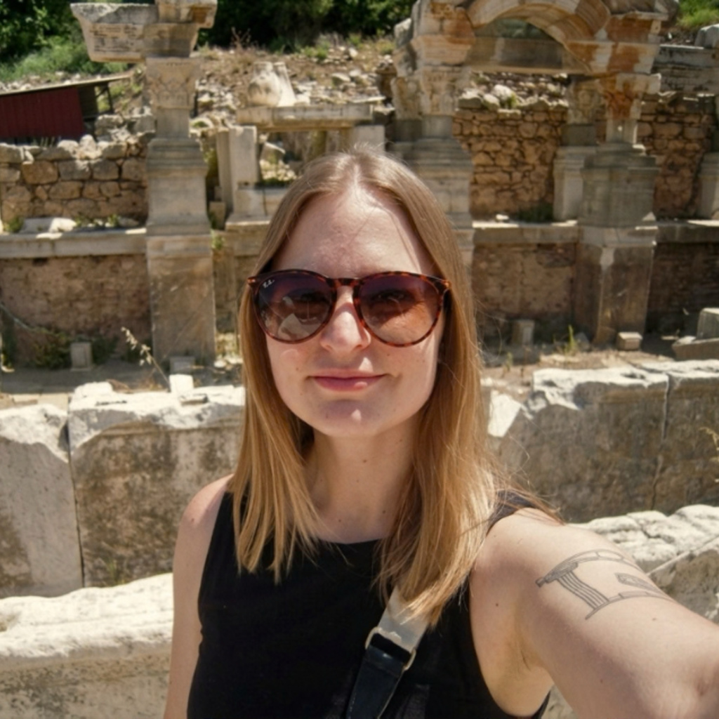 Selfie of Alexa O'Day in front of an ancient site